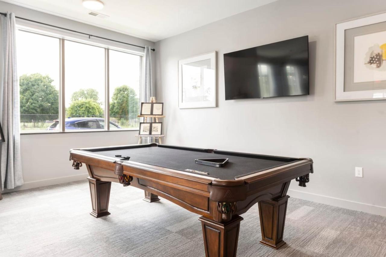 Modern & Spacious W Pool & Gym Indianapolis