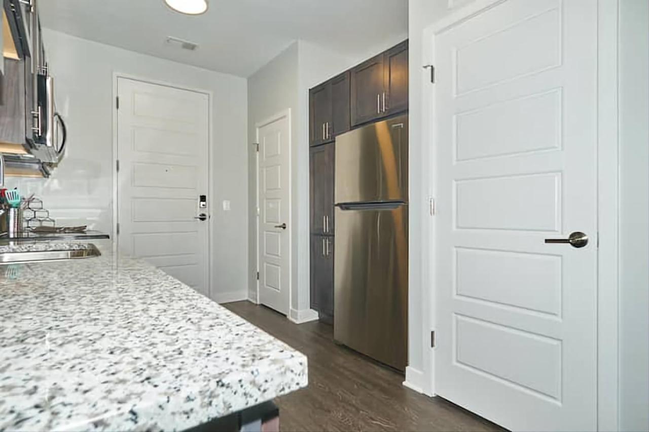 Modern & Spacious W Pool & Gym Apartment *