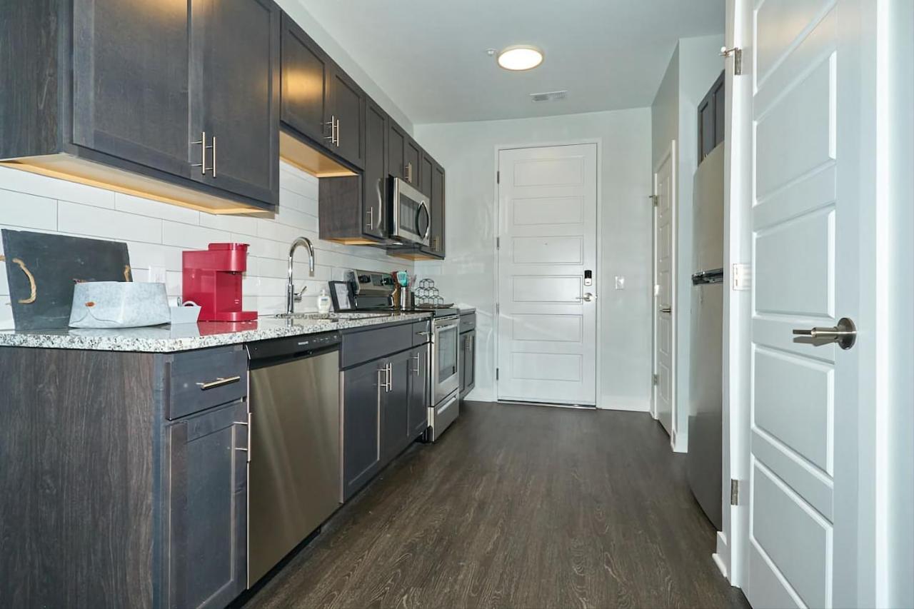 Modern & Spacious W Pool & Gym Apartment Indianapolis