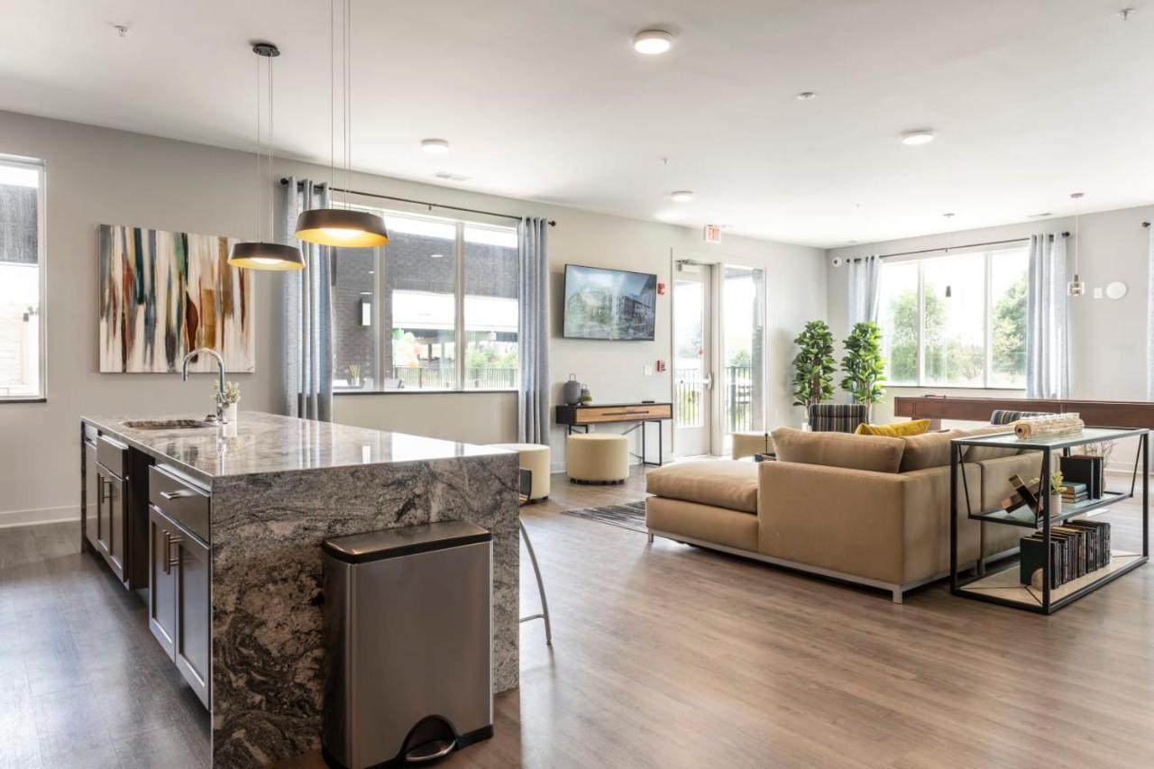 Modern & Spacious W Pool & Gym Apartment Indianapolis