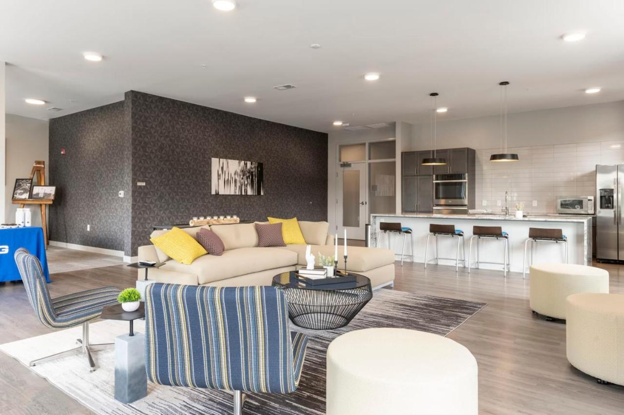 Modern & Spacious W Pool & Gym * Indianapolis
