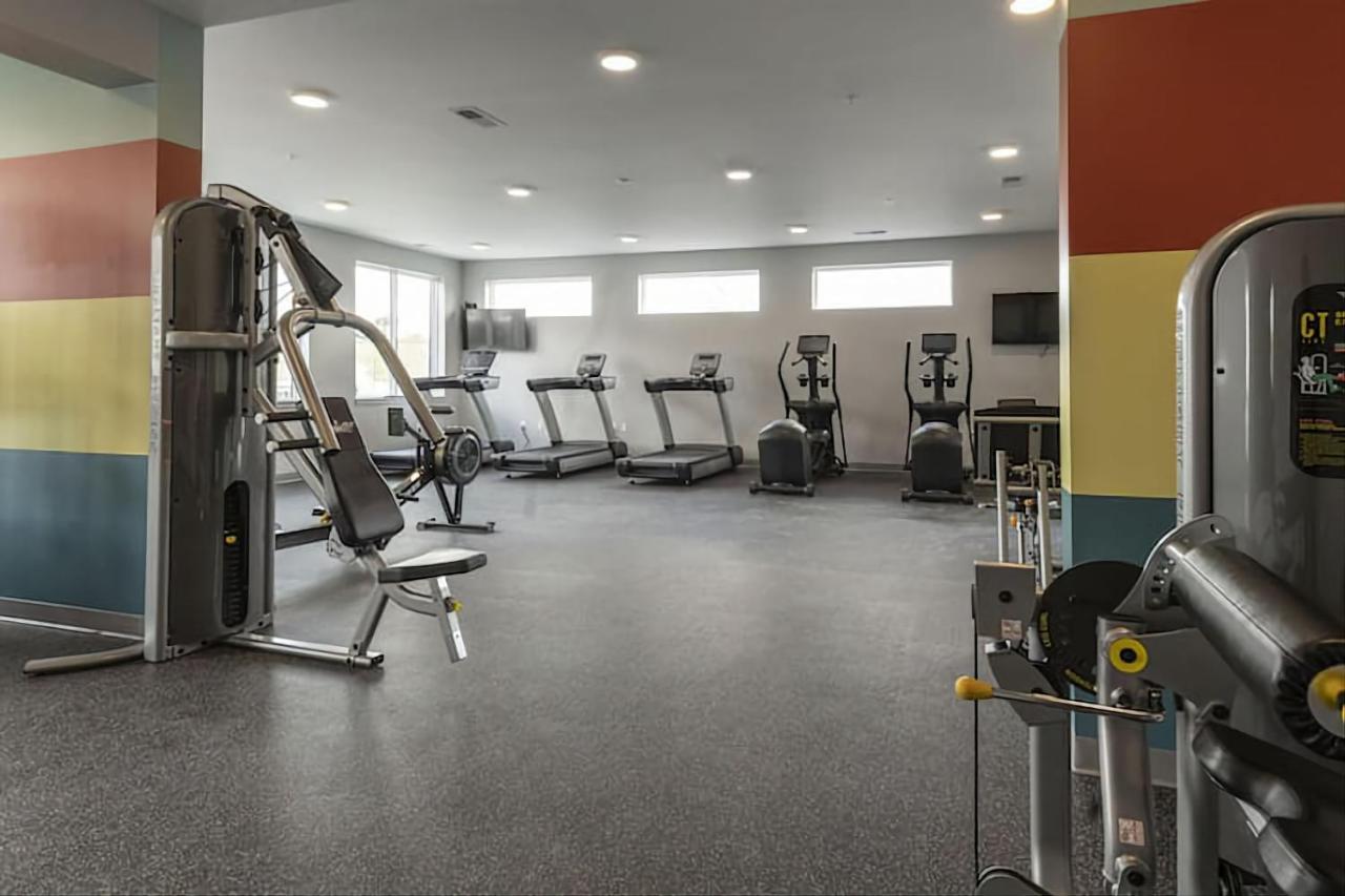 Modern & Spacious W Pool & Gym Indianapolis